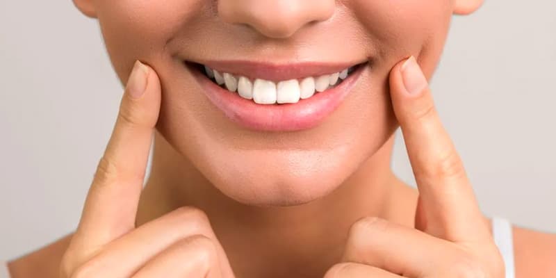 ۶ روش آسان برای سفید کردن طبیعی دندان‌ها در خانه