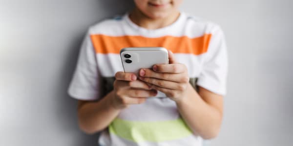 مضرات موبایل برای کودکان + معرفی ۸ راه خلاقانه برای ترک کودک از موبایل