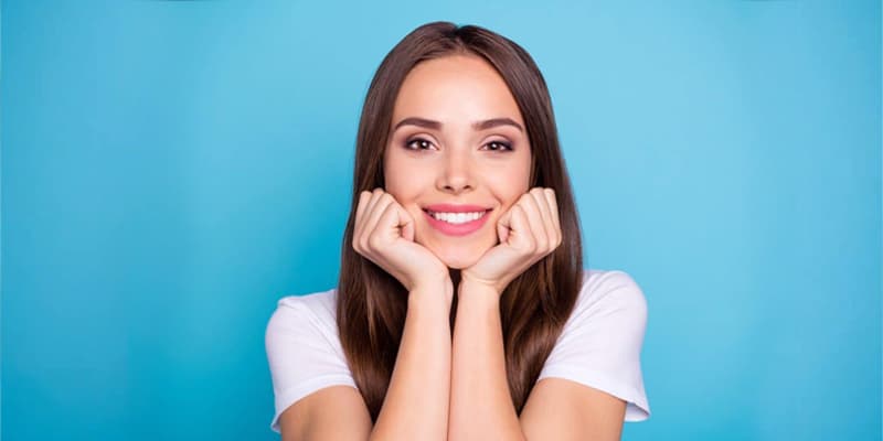 ۷ روش آسان برای سفید کردن طبیعی دندان‌ها در خانه
