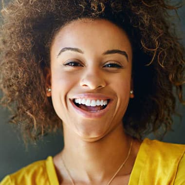 ۷ روش آسان برای سفید کردن طبیعی دندان‌ها در خانه