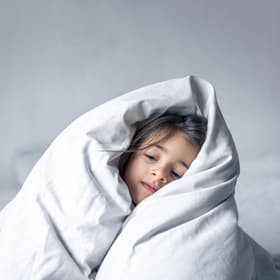 تنظیم خواب کودک برای مدرسه در ۷ گام